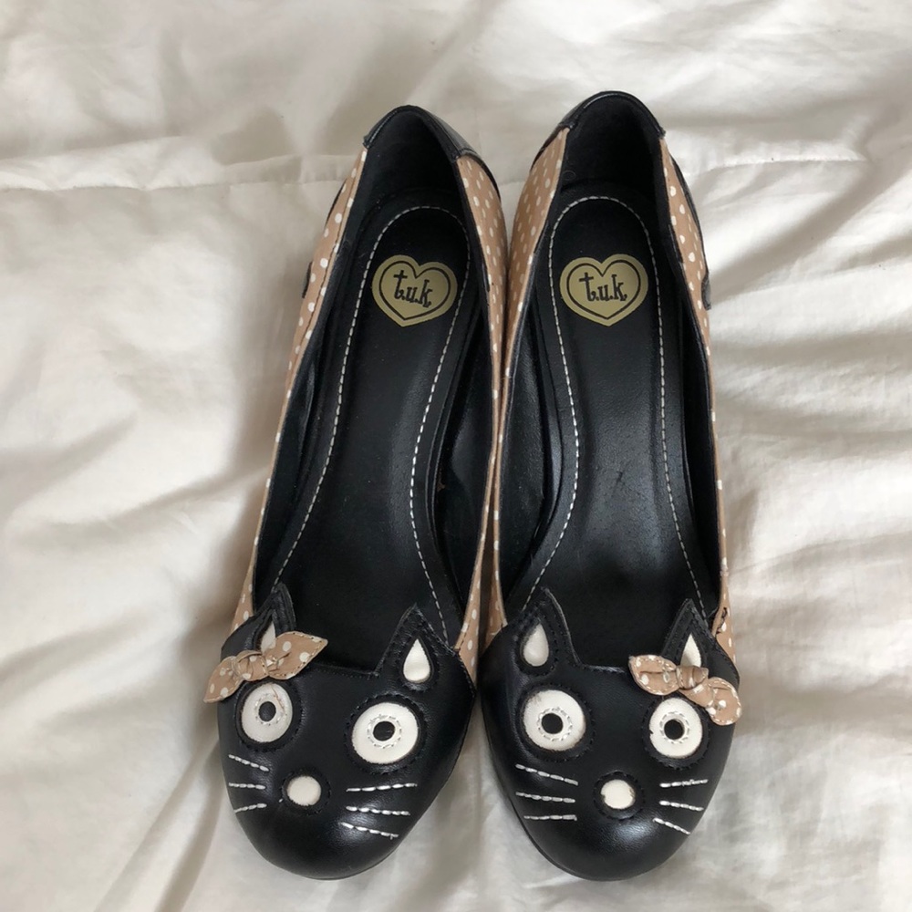 Adorable kitty heals!